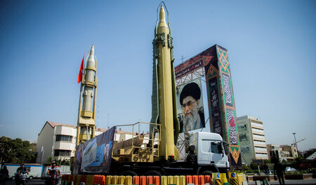 Propaganda mit Raketen und Ajatollah Khamenei im September 2017 ...