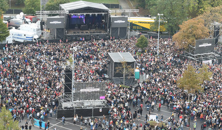 Zeichen setzen gegen Rassismus: Vor dem Konzert in Chemnitz unte...