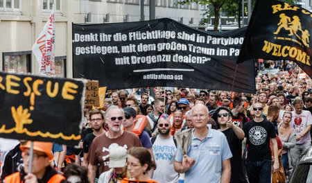Allein in Hamburg gingen am Sonntag mehr als 15.000 Menschen für...