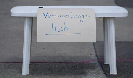 Schlichten statt streiken: die IG Metall sitzt offenbar gerne we... Schlichten statt streiken: die IG Metall sitzt offenbar gerne we...