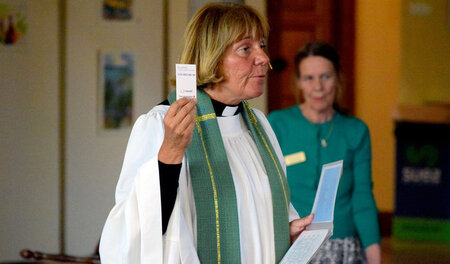 Eine Pastorin präsentiert ihrer Gemeinde die App »Swish«, mit de... Eine Pastorin präsentiert ihrer Gemeinde die App »Swish«, mit de...