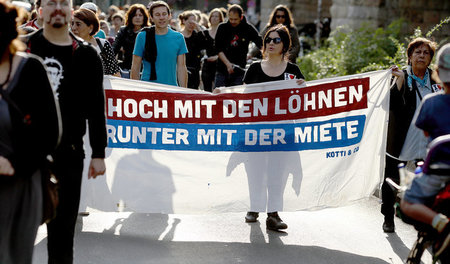 Wie diese Demonstranten in Berlin-Kreuzberg fordert auch der DGB... Wie diese Demonstranten in Berlin-Kreuzberg fordert auch der DGB...