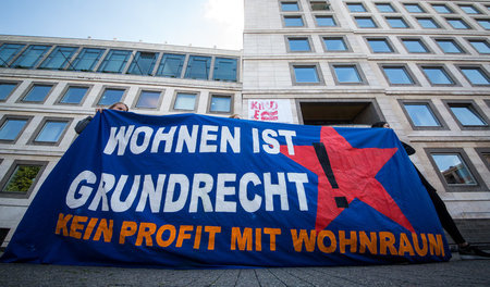 »Jetzt hilft nur noch Druck von außen«: Demonstration gegen Wohn...