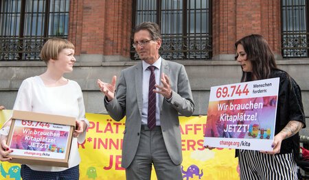 Katharina Mahrt (links) und Christine Kroke (rechts) übergeben a... Katharina Mahrt (links) und Christine Kroke (rechts) übergeben a...
