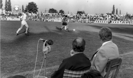 Ist das spannend! Daktylus holt sich den Ball, tritt an, schalte... Ist das spannend! Daktylus holt sich den Ball, tritt an, schalte...