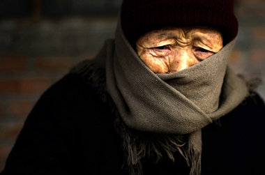 Peking am 21. Dezember 2007: Eine alte Frau schaut beim Abriß ih...