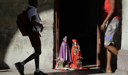 Die Santería wurde in Kuba von der Religion schwarzer Sklaven zu... Die Santería wurde in Kuba von der Religion schwarzer Sklaven zu...