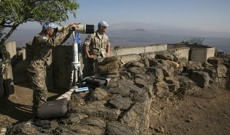 Unter Beobachtung: UN-Blauhelm-Soldaten überblicken das syrische... Unter Beobachtung: UN-Blauhelm-Soldaten überblicken das syrische...