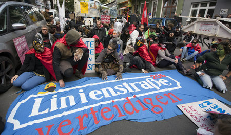 Sitzblockade vom 28. September 2013. Viele Leute kämpfen auch in... Sitzblockade vom 28. September 2013. Viele Leute kämpfen auch in...