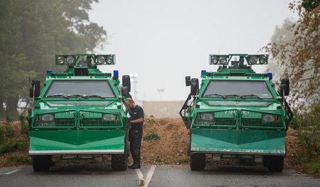 Zwei Räumungspanzer der Polizei im Hambacher Forst am Donnerstag Zwei Räumungspanzer der Polizei im Hambacher Forst am Donnerstag