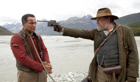 Der südafrikanische Farmer van Diemen (Ray Winstone, r.) und der...