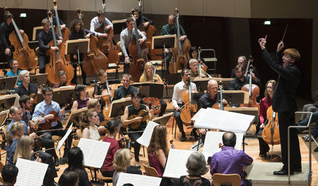 »Man gerät in Wolken«: Ensemble Modern Orchestra mit Enno Poppe ...