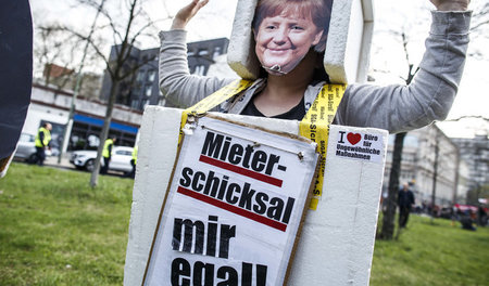 Teilnehmerin der Berliner Demonstration »Widersetzen – gemeinsam...