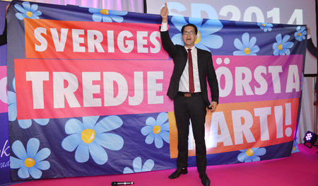 Mit Blumen: Schwedendemokraten-Chef Jimmie Akesson am 14. Septem...