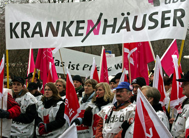 Beschäftigte des Münchner Isar-Amper-Klinikums legten am Freitag...