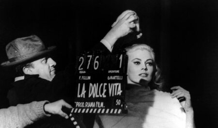Regisseur Federico Fellini und Anita Ekberg während der Dreharbe...