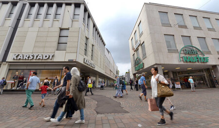 Wen wird es treffen, die Angestellten von Kaufhof oder Karstadt?