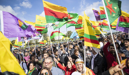 Rund 3.500 Demonstranten versammelten sich am Sonnabend auf den ...