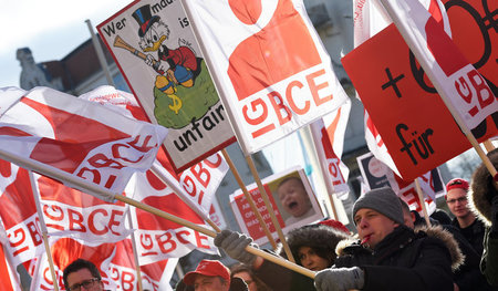 Das höchste der Gefühle in der Chemieindustrie: Eine Protestkund...