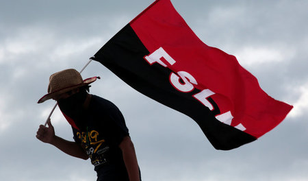 Unterstützung für Ortega: Ein Anhänger der Sandinisten nimmt an ...