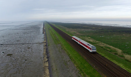 Seht her: Ein Zug fährt über den Hindenburgdamm zwischen Sylt un...