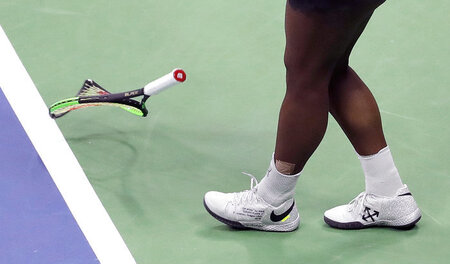 Sinnbild einer hässlichen Saison: Serena Williams traktiert ihre...