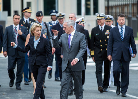 Verteidigungsministerin Ursula von der Leyen (CDU) und ihr US-Ko...