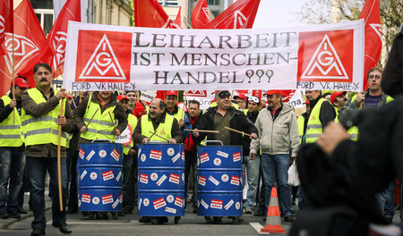 Beschäftigte aus dem Ford-Werk in Köln protestieren während der ...