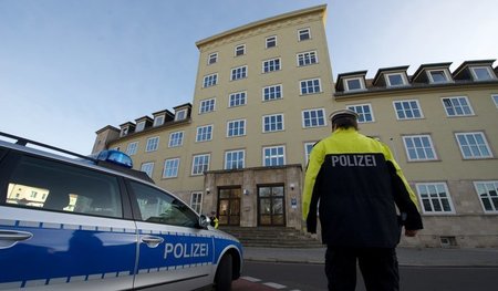 Merkwürdige Parallelen: Das Polizeirevier in Dessau-Roßlau im Ja...