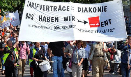 Beschäftigte der Diakonie am 09.07.2012 beim Warnstreik in Hanno...