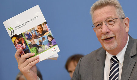 Heino von Meyer präsentierte am Dienstag in Berlin den OECD-Beri... Heino von Meyer präsentierte am Dienstag in Berlin den OECD-Beri...