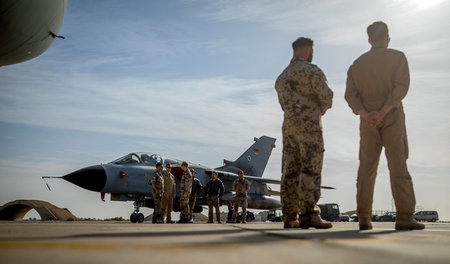 Bundeswehr-Soldaten vor einem »Tornado«-Jet am Luftwaffenstützpu... Bundeswehr-Soldaten vor einem »Tornado«-Jet am Luftwaffenstützpu...