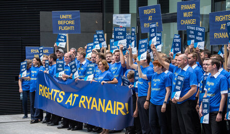 Zum ersten Mal will das Ryanair-Kabinenpersonal in Deutschland s... Zum ersten Mal will das Ryanair-Kabinenpersonal in Deutschland s...