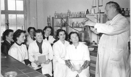 Der Landwirtschaftsakademie waren zahlreiche Sektionen und Insti...