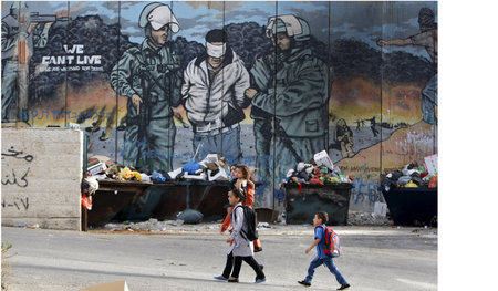Besatzung zementiert: Israelische Apartheidmauer in dem palästin...