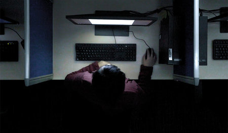 Nach ihrem Tagwerk für die amerikanischen Internetkonzerne versc...