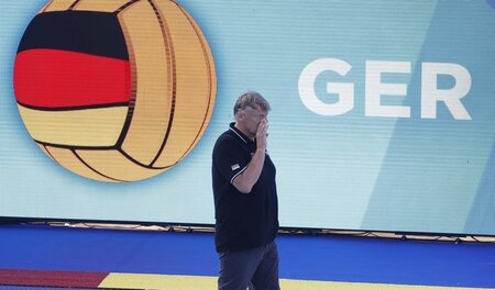 Bundestrainer Hagen Stamm flüstert den deutschen Wasserballern w...