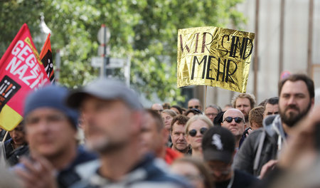 Das Motto vieler Gegenproteste zu rechten Übergriffen: Schild mi...