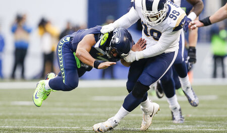 Er erwischt sie alle: Aaron Donald (r.) schnappt sich Quarterbac...