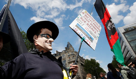 »Ich stehle von den Armen und gebe es den Reichen«: Protest gege...