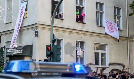 In der Großbeerenstraße in Berlin-Kreuzberg besetzten Aktivisten...