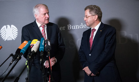 Gesinnungskumpane: Innenminister Horst Seehofer (CSU, links) mit...