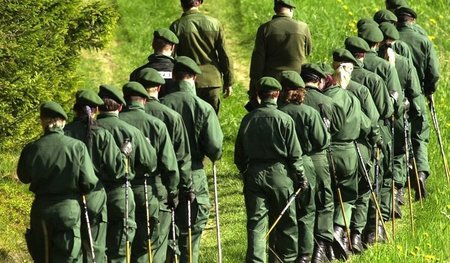 Bayerische Bereitschaftspolizisten im Mai 2001 auf der Suche nac...