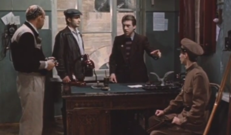 Der junge Rotarmist Wladimir Scharapow (sitzend) und Gleb Schegl...