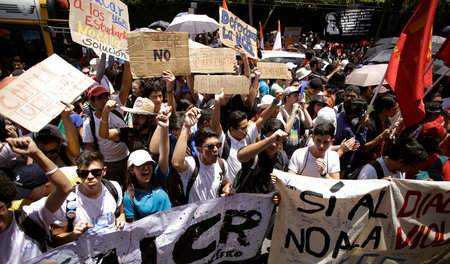 Studenten demonstrieren am Donnerstag in San José gegen die Steu...