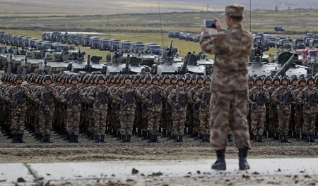 Chinesische Soldaten haben am Donnerstag auf dem Übungsgelände »... Chinesische Soldaten haben am Donnerstag auf dem Übungsgelände »...