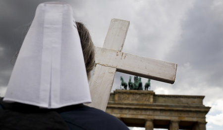 Mit dem weißen Kreuz gegen Abtreibungen: »Marsch für das Leben« ... Mit dem weißen Kreuz gegen Abtreibungen: »Marsch für das Leben« ...