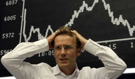 Ein Aktienhändler an der Frankfurter Börse am 16. September 2008... Ein Aktienhändler an der Frankfurter Börse am 16. September 2008...