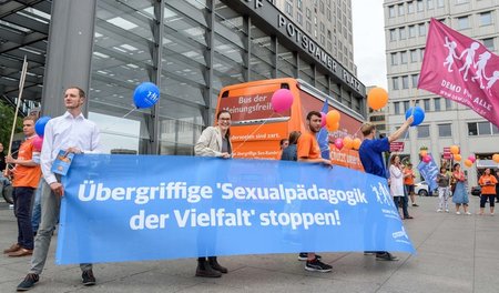 Rechte Kundgebung zur Bustour »Demo für alle« am Potsdamer Platz... Rechte Kundgebung zur Bustour »Demo für alle« am Potsdamer Platz...
