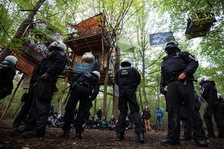Die Polizei räumt im Hambacher Forst. Vorbereitungen dazu am Fre... Die Polizei räumt im Hambacher Forst. Vorbereitungen dazu am Fre...